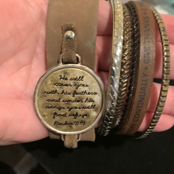 ♥️ Sale 3for$15! Lot of 7 bracelets. 5 bangles and 2 faux leather - Picture 1 of 7